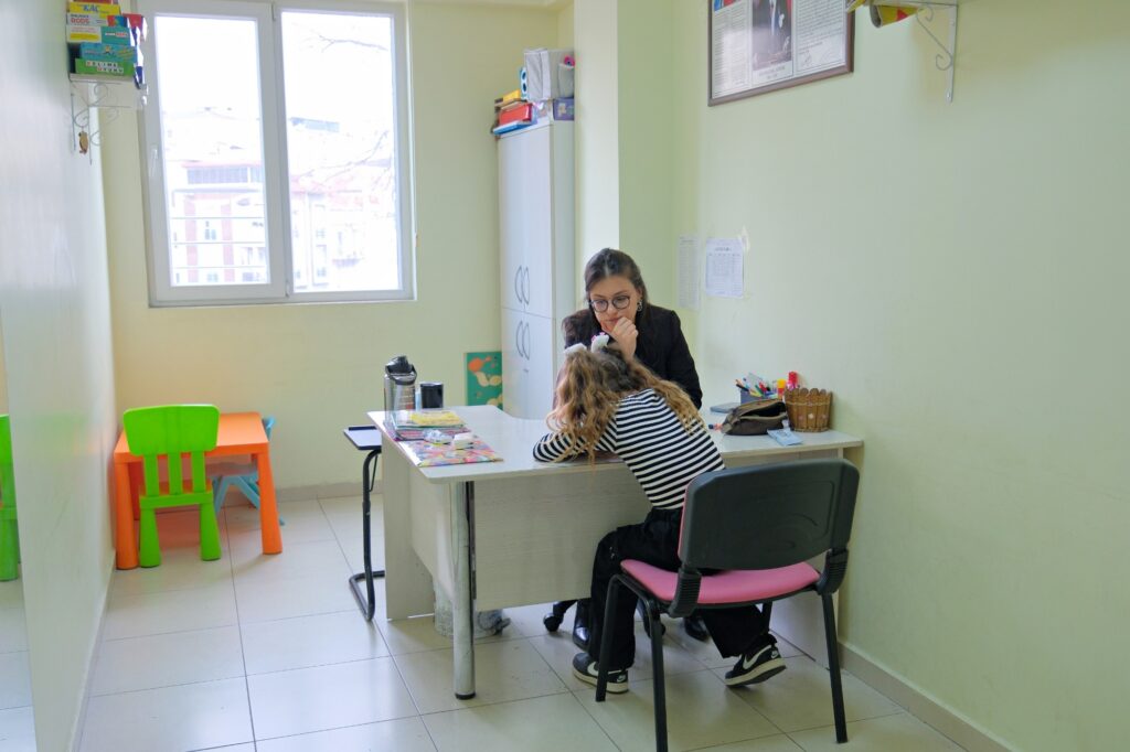 Bir Umut’ta bireysel eğitim sınıfında öğretmen ve öğrenci